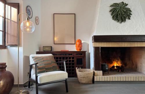Baiona House | The Old House with Heated Pool, BBQ, Fireplace