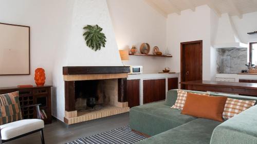 Baiona House | The Old House with Heated Pool, BBQ, Fireplace