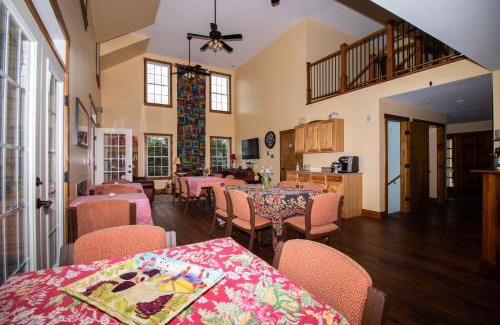 Charlotte Hotel | The Old Lantern Inn