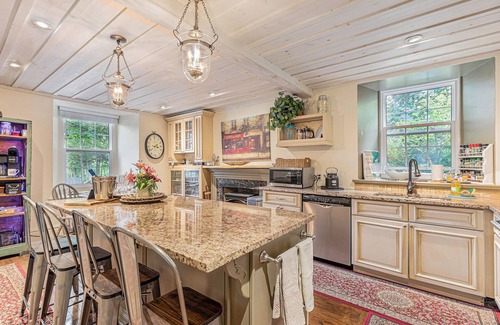 Mississippi Mills House | The Old Mill Manor: optional chef, pool, hot tub, docks, tiki bar & grill,