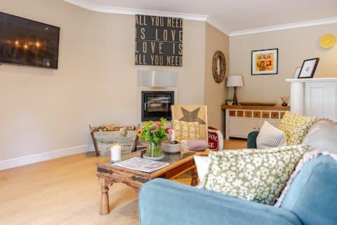 Bradford-on-Avon Apartment | The Old Pool House, Stylish Large Studio in Private Country Estate with Air Con