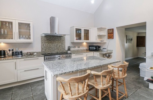 Totley Cottage | THE OLD ROBIN HOOD, pet friendly, with hot tub in Holmesfield