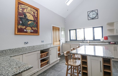 Totley Cottage | THE OLD ROBIN HOOD, pet friendly, with hot tub in Holmesfield