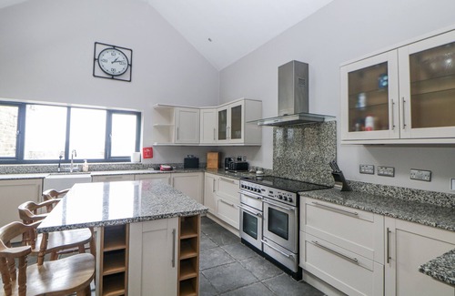 Totley Cottage | THE OLD ROBIN HOOD, pet friendly, with hot tub in Holmesfield