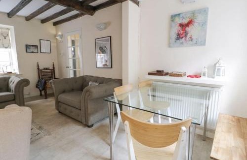 Ruthin House | The Old Stables - Pet-Friendly Stay Near Ruthin Castle with Parking