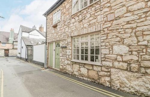 Ruthin House | The Old Stables - Pet-Friendly Stay Near Ruthin Castle with Parking
