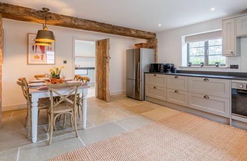 Cheltenham Cottage | The Old Tractor Shed, Cheltenham - sleeps 12 guests in 5 bedrooms
