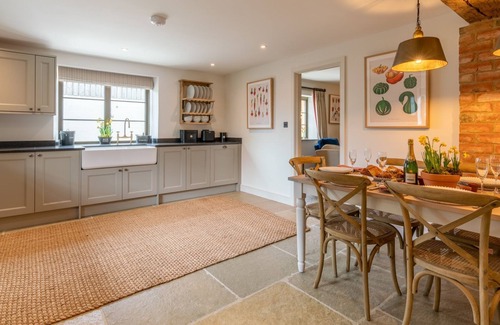 Cheltenham Cottage | The Old Tractor Shed, Cheltenham - sleeps 12 guests in 5 bedrooms