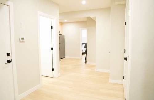 Evanston House | The Old Trafford - Stylish 2 bedroom suite | Banff | YYC Airport | U of C | SAIT