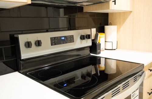 Evanston House | The Old Trafford - Stylish 2 bedroom suite | Banff | YYC Airport | U of C | SAIT