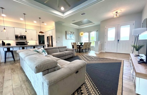 Pinehurst House | The Onyx Pearl Private Home~Sleeps 6~Heated Pool~Canal