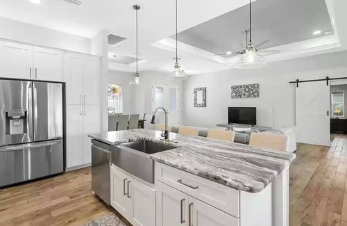 Pinehurst House | The Onyx Pearl Private Home~Sleeps 6~Heated Pool~Canal
