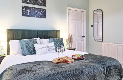 Southend-on-Sea Villa | The Opulent Property Project Southend Beach House Sleeps 8 Free Parking x 2 Perfect for Contractors 4 King Beds or 8 Single Beds