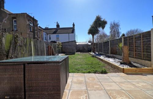 Southend-on-Sea Villa | The Opulent Property Project Southend Beach House Sleeps 8 Free Parking x 2 Perfect for Contractors 4 King Beds or 8 Single Beds