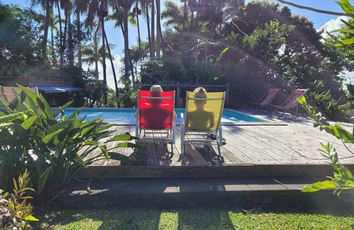 Saint-Andre Apartment | The orange room, chic and luxurious, calm in a large garden, swimming pool, jacuzzi.