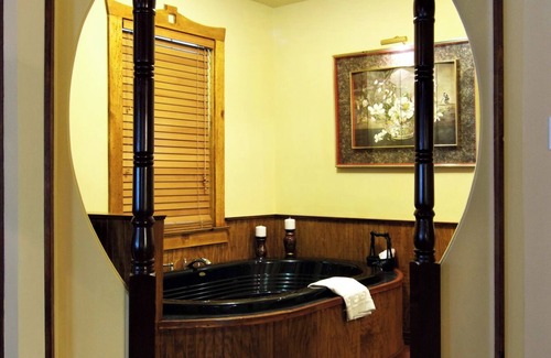 Hammond Bed & Breakfast | The Oriental Suite W/King Bed