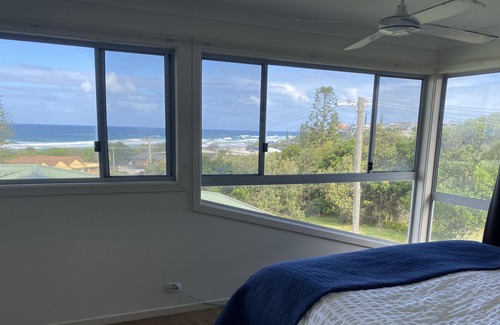 East Ballina House | The Original Beach Hilday Home. Listen to the waves and watch the whales in bed.