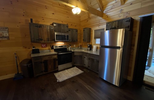 South Bloomingville Cabin | The Overlook - The Overlook at Pine Creek Cabins and Camping in Hocking Hills, just minutes from Hocking Hills State Park. A cozy, yet spacious, pet-friendly cabin perfect for a reset surrounded by nature! Book your getaway today
