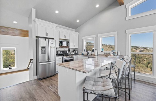 Fish Haven House | The Overlook | BBQ + Stunning Lake Views + Games