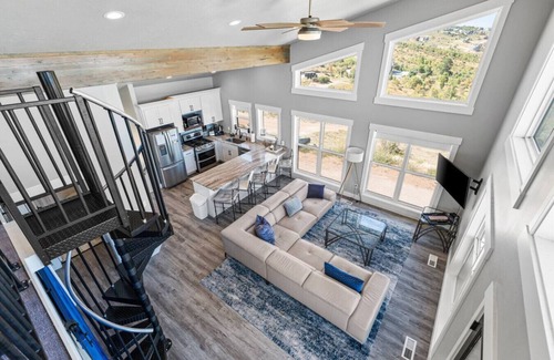 Fish Haven House | The Overlook | BBQ + Stunning Lake Views + Games