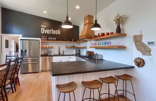 Mariposa House | The Overlook, modern home in town with AC, WiFi, Bocci Ball