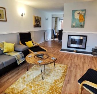 Kimberley House | The Paddocks Huge House available for guests and contractors WiFi Parking