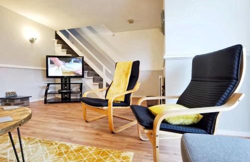 Kimberley House | The Paddocks Huge House available for guests and contractors WiFi Parking