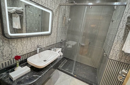 Al-Muntazah Hotel | The Palace Hotel - Adults Only