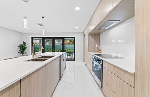 Seybold House | The Palace Pickleball Heated Pool/Jacuzzi game Room