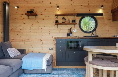 Mabe Cottage | THE PALM, family friendly, with hot tub in Ponsanooth