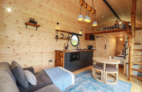 Mabe Cottage | THE PALM, family friendly, with hot tub in Ponsanooth