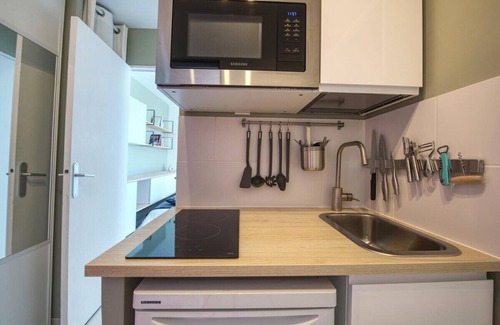 Costieres Apartment | The Palm Room ~ Cooling ~ Balcony ~ Parking