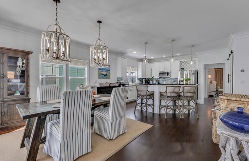 Carolina Beach House | The Palm Tree Palace - Pet Friendly Home with a Private Suite, and 10 Minute fro