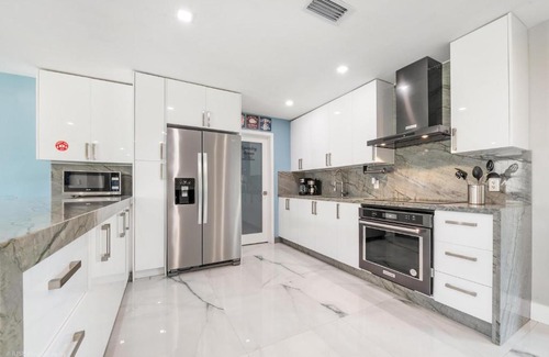 Cutler Bay House | The Palms - Pool Table, Heated Pool, Work Area & BBQ