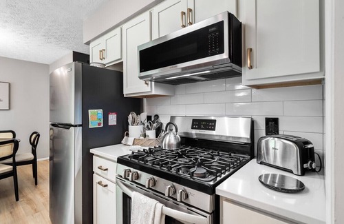 Dayton Apartment | The Paper Plane: Pool|Sauna|Poker Room|Sleeps 8