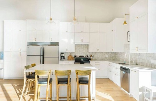 Low Cottage | The Papillon Lakehouse - 1 hour from Ottawa