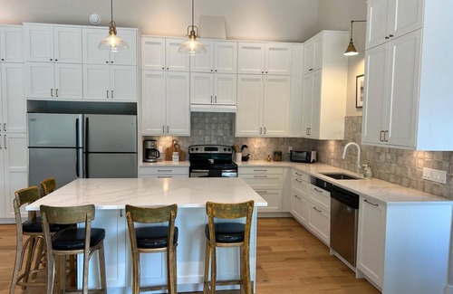 Low Cottage | The Papillon Lakehouse - 1 hour from Ottawa