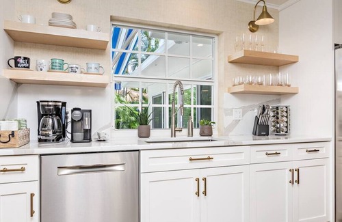 Southside House | The Pearl - Heated Pool + Ping Pong