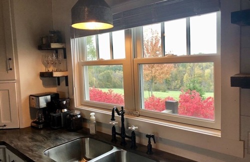 Dundee Cabin | The PearTree Cottage- enjoy the view in the hot tub! 10 minutes from Berlin