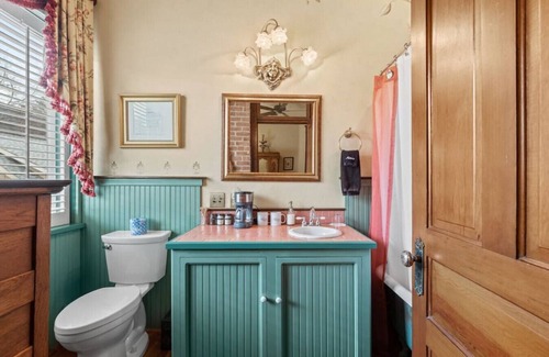 Historic Railroad District Hotel | The Peerless Hotel | Signature Room #6 | Clawfoot Tub