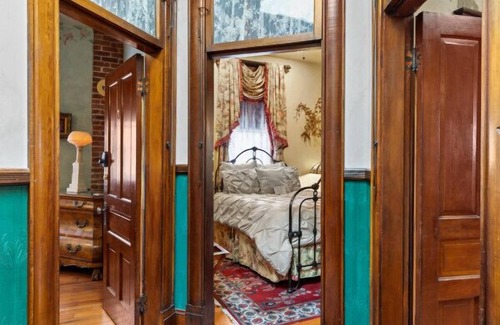 Historic Railroad District Hotel | The Peerless Hotel | Signature Room #6 | Clawfoot Tub