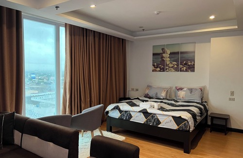 Balibago Hotel | The Penthouse Hotel and Residences with Mt. Arayat View beside walking street