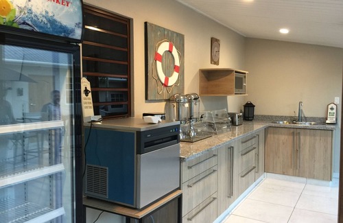 Marie Pampoen Bed & Breakfast | The Pier Beach Inn & Suites