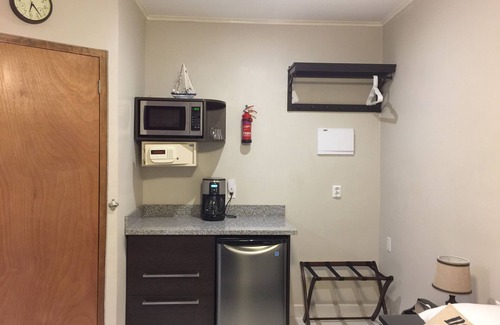 Marie Pampoen Bed & Breakfast | The Pier Beach Inn & Suites