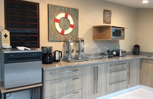 Marie Pampoen Bed & Breakfast | The Pier Beach Inn & Suites