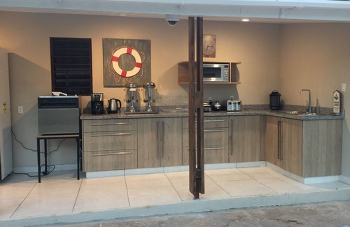 Marie Pampoen Bed & Breakfast | The Pier Beach Inn & Suites