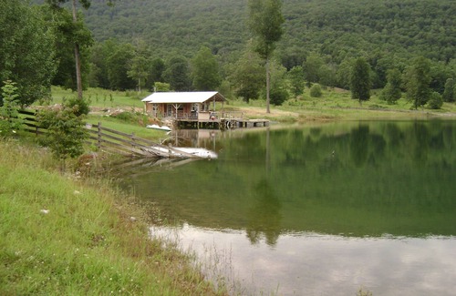 Wildwood Cabin | THE PIER CABIN FISHERMAN'S PARADISE" 334 Luke Ln., Rising Fawn GA