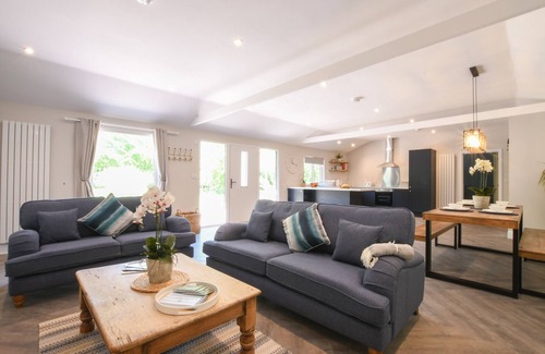 Martlesham Heath Cottage | THE PIGLETS, pet friendly, with hot tub in Woodbridge