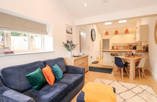 Wymondham Cottage | THE PINFOLD, pet friendly, with hot tub in Melton Mowbray