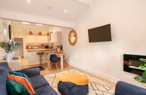 Wymondham Cottage | THE PINFOLD, pet friendly, with hot tub in Melton Mowbray